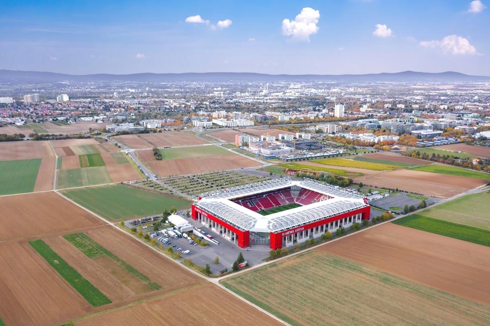 Luftaufnahme der MEWA ARENA, Heimstadion des 1. FSV Mainz 05, bei Sonnenuntergang