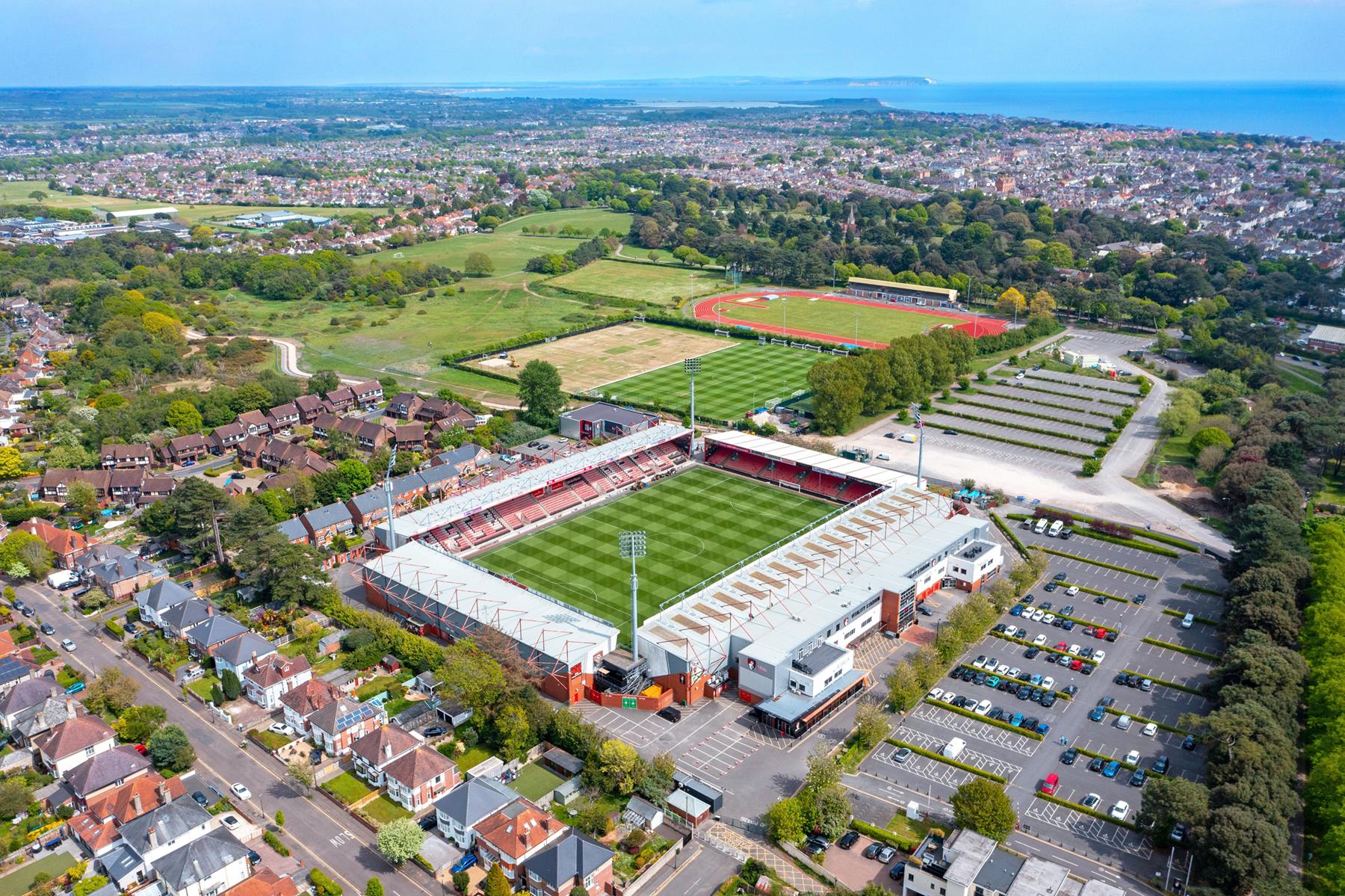 Bournemouth Tickets + Travel – das Vitality Stadium aus der Luft Luftaufnahme des Vitality Stadium im Dean Court, Heimstadion des AFC Bournemouth, mit dem Meer im Hintergrund