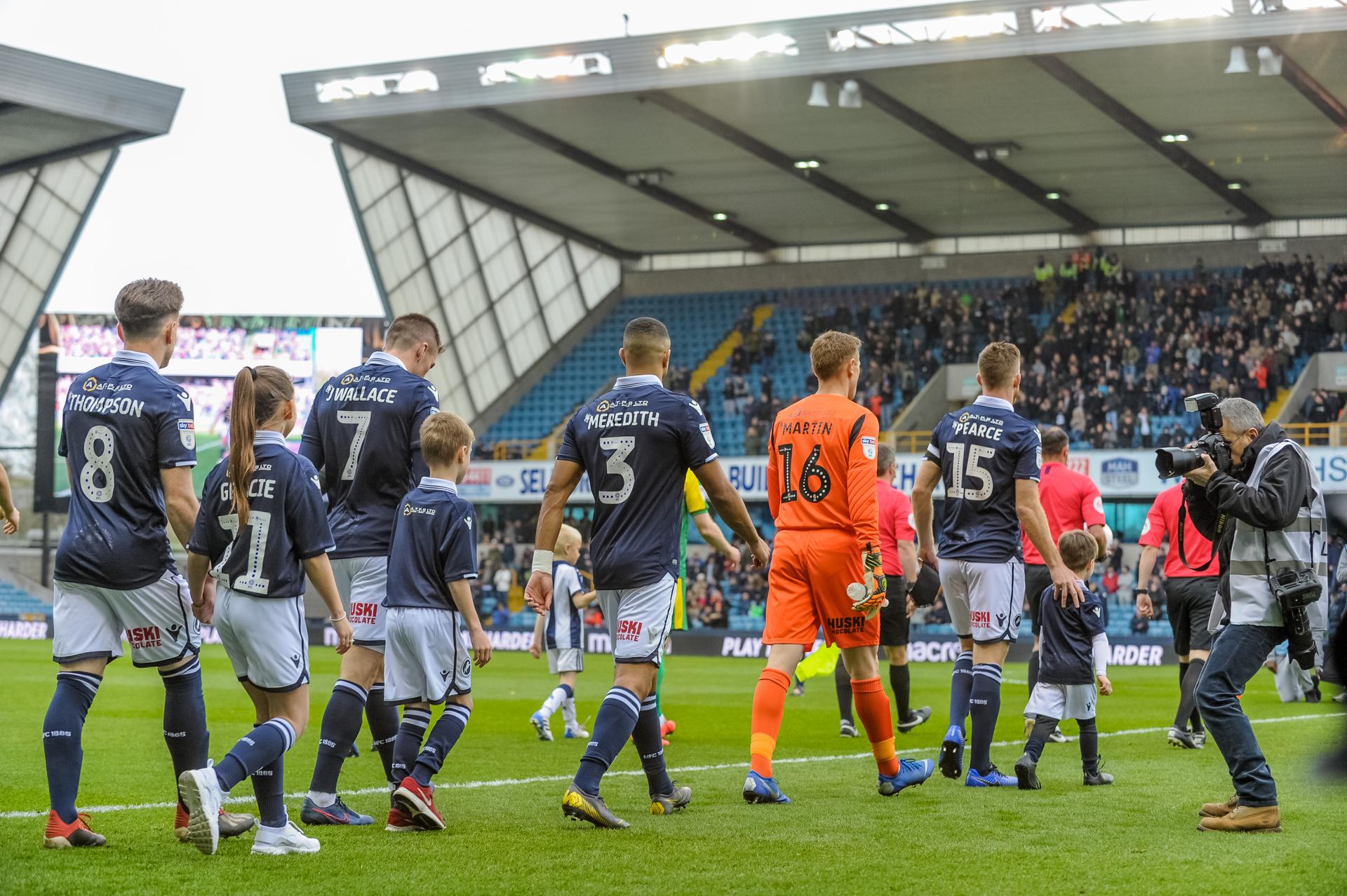 Millwall FC Einlaufen der Mannschaften im The New Den Millwall vs West Ham United