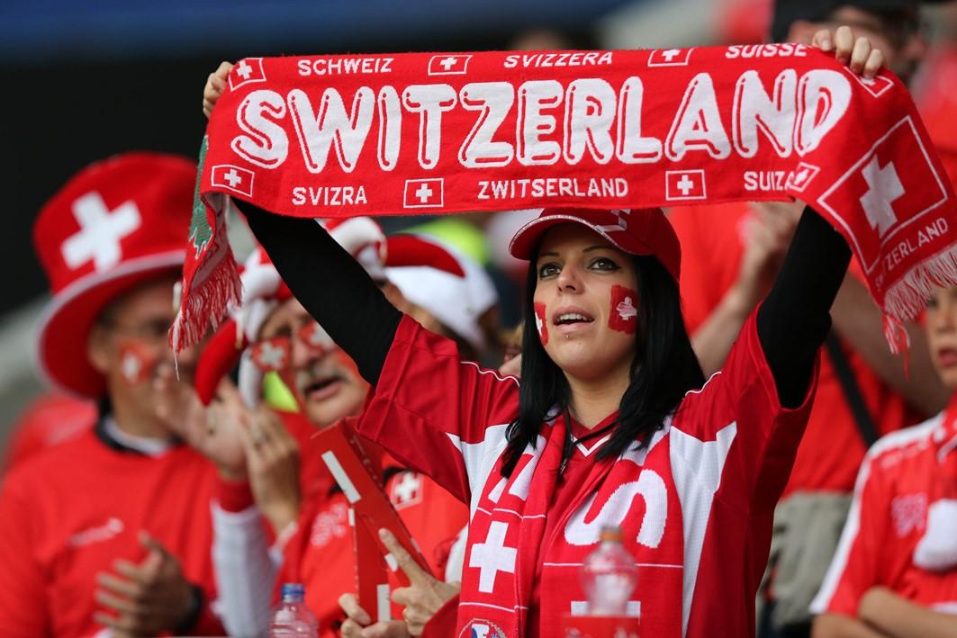 Tickets + Reisen Nati Schweiz Weiblicher Schweizer Nati Fan mit ausgestrecktem Schal SWITZERLAND