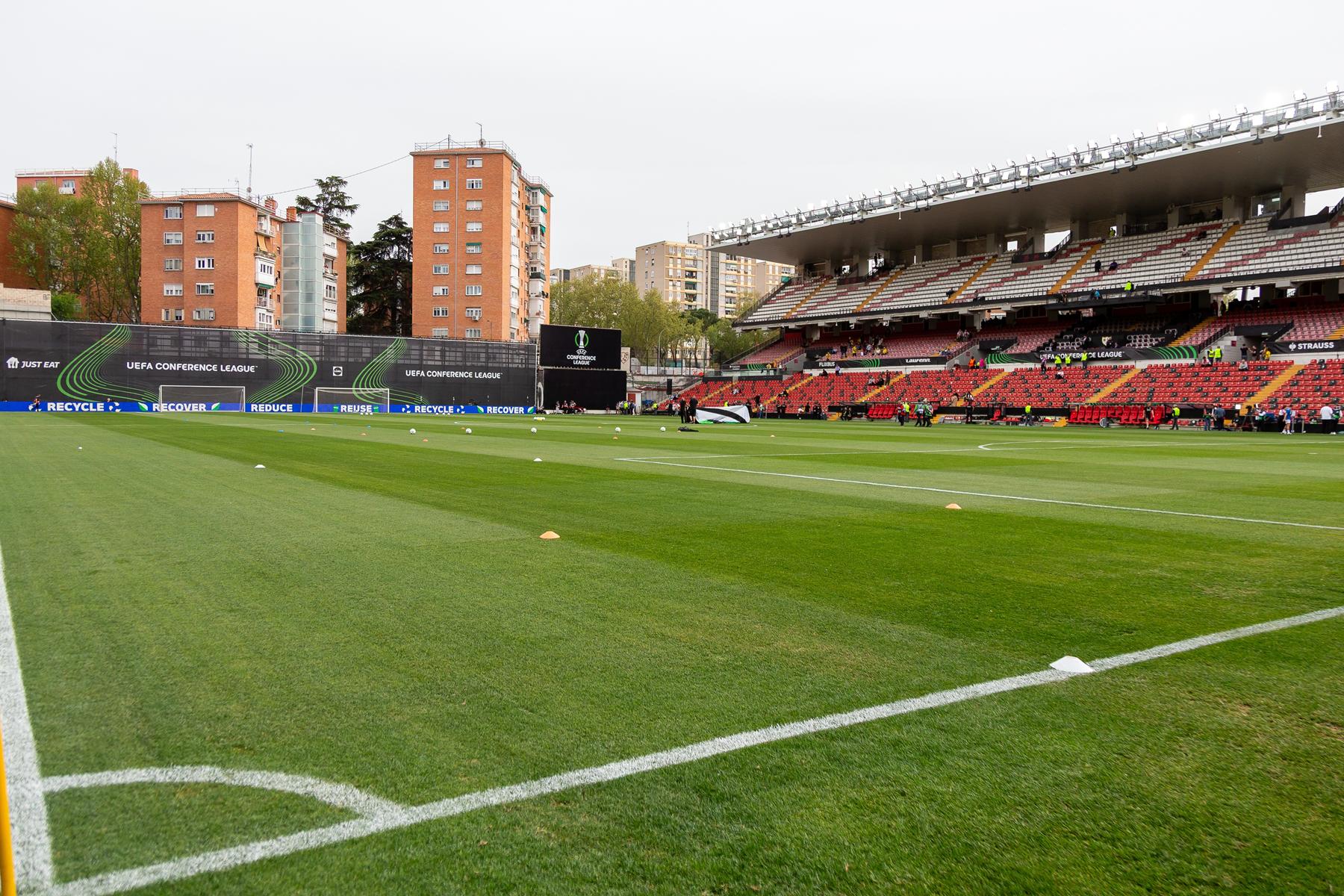 Rayo Vallecano Tickets & Fußballreisen Madrid, Spanien - 9. April 2026: In Vallecas wurde ein Conference League-Spiel zwischen Rayo Vallecano und AEK Athen ausgetragen. AEK Athens Spieler während des Spiels.