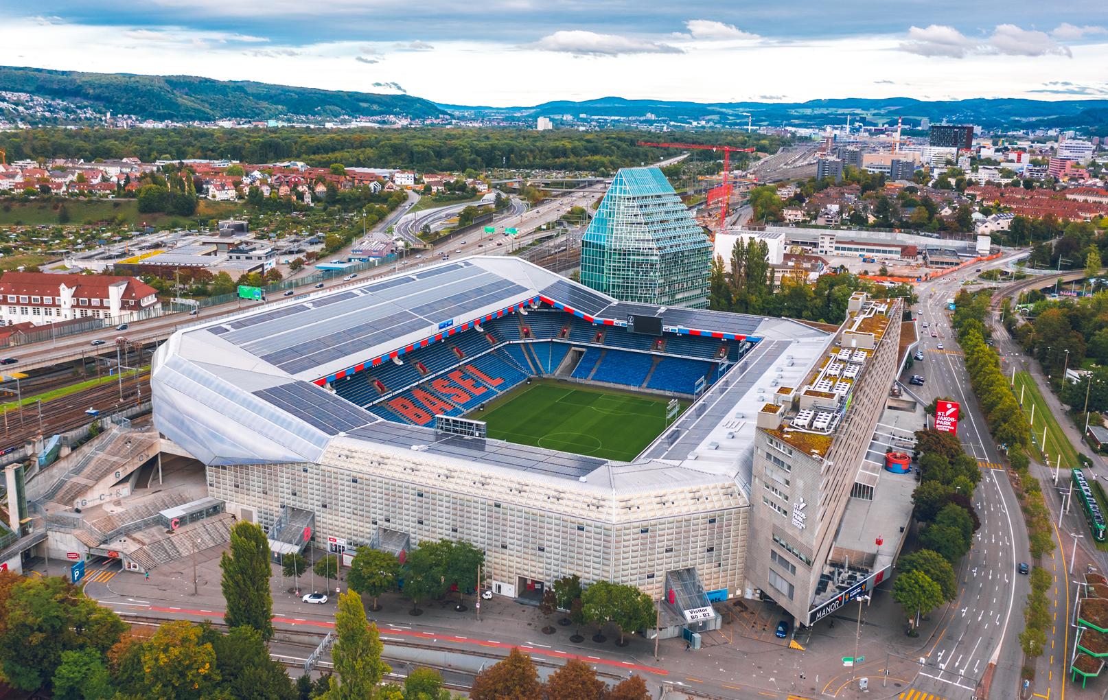 Tickets + Reisen FC Basel St. Jakob Park Blick auf den St Jakob Park aus der Vogelperspektive. Im Hintergrund sind die Alpen zu erkennen.