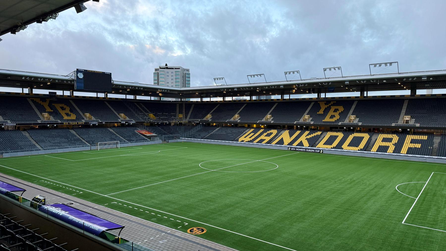 Fußballreise Wankdorf Stadion Bern Blick in das leere Wankdorf Fußballstadion in Bern wo die Mannschaft von Young Boys Bern ihre Heimspiele austrägt