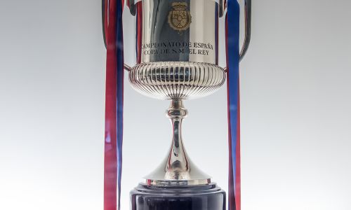 Die Copa del Rey Trophaee im Camp Nou Museum