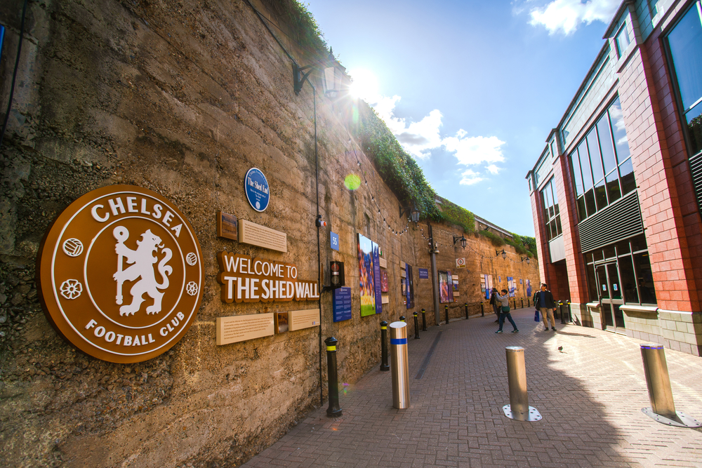 Die alte Shed Wall - ein Überbleibsel der alten Shed Tribüne - gegenüber vom Chelsea Megastore und dem Ticket Office