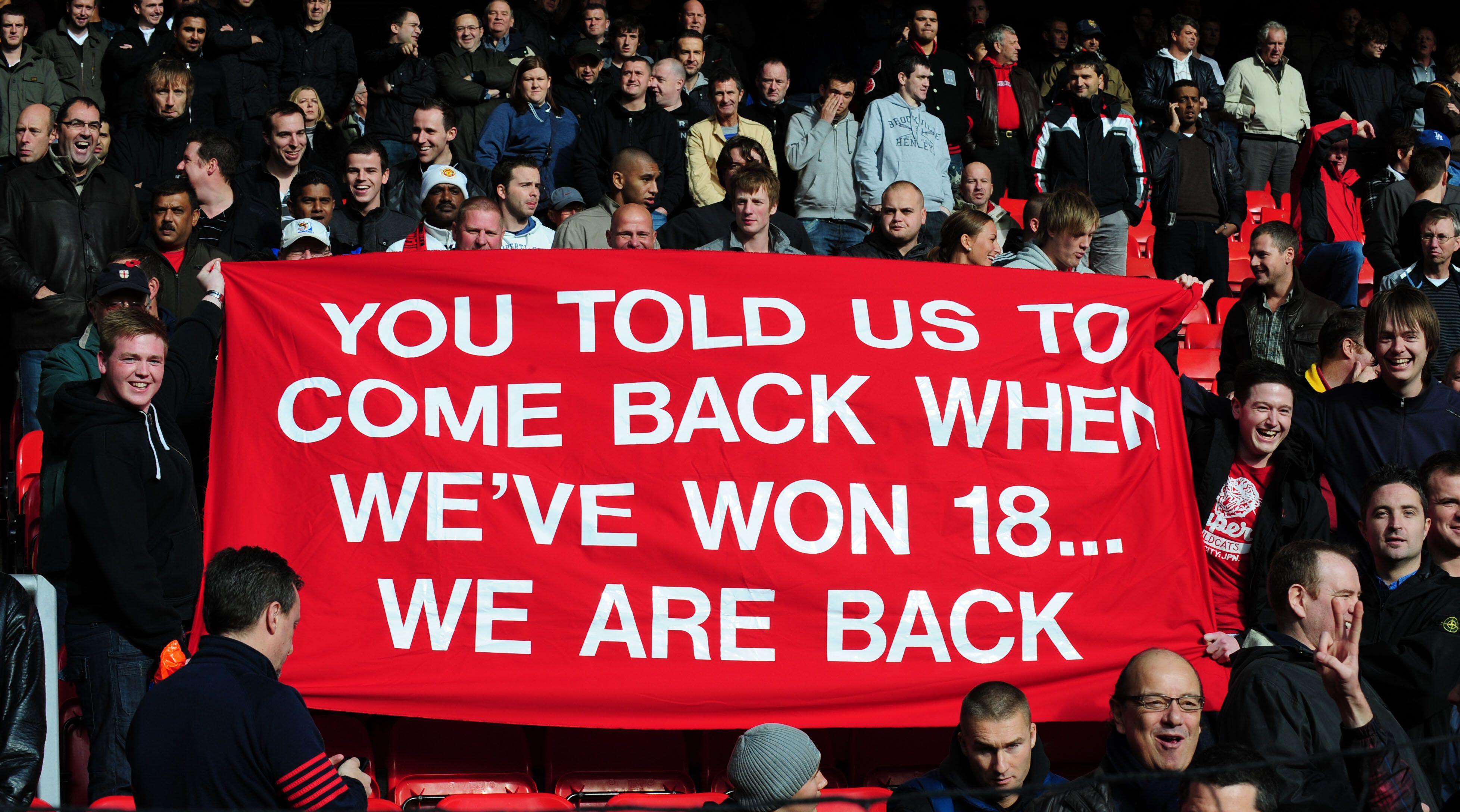 Manchester United Fans verhöhnen Liverpool Fans an der Anfield Road im Oktober 2009. Foto: Sportimage / Alamy Stock Foto
