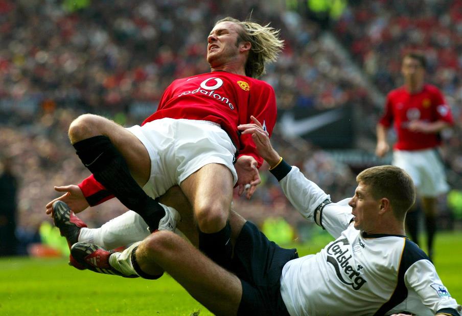 Im North West Derby am 5. April 2003 räumt Liverpools Steven Gerrard Man Uniteds Spielmacher David Beckham von hinten ab: Foto: PA Images / Alamy Stock Foto