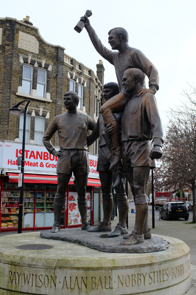 Statue von Bobby Moore, Geoff Hurst, Martin Peters und Ray Wilson in der Nähe des alten Boleyn Ground
