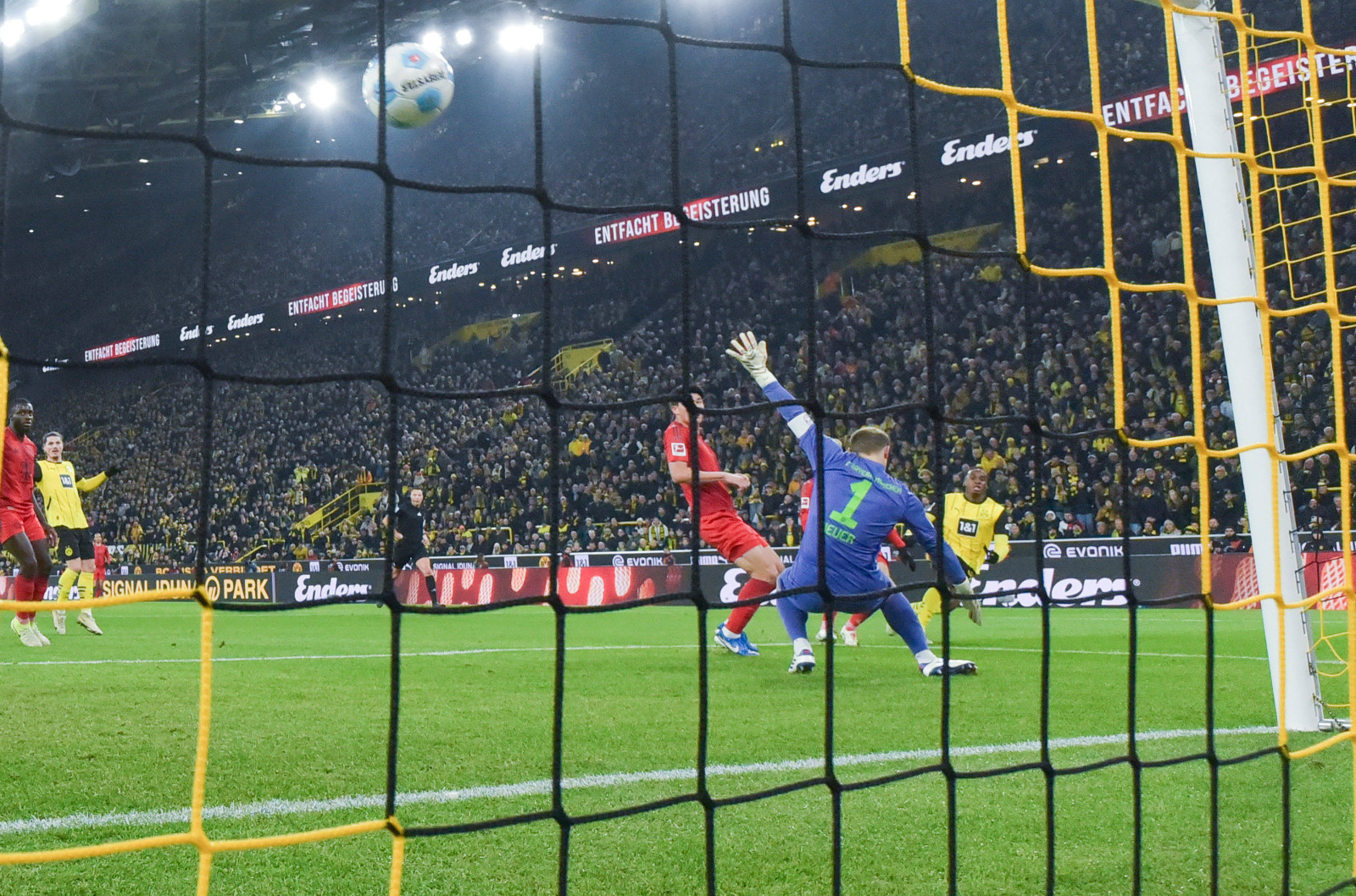 BVB FC Bayern Tor Gittens