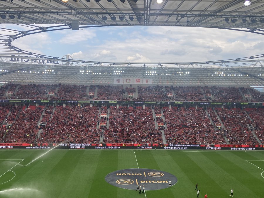 BayArena vor Augsburg Spiel