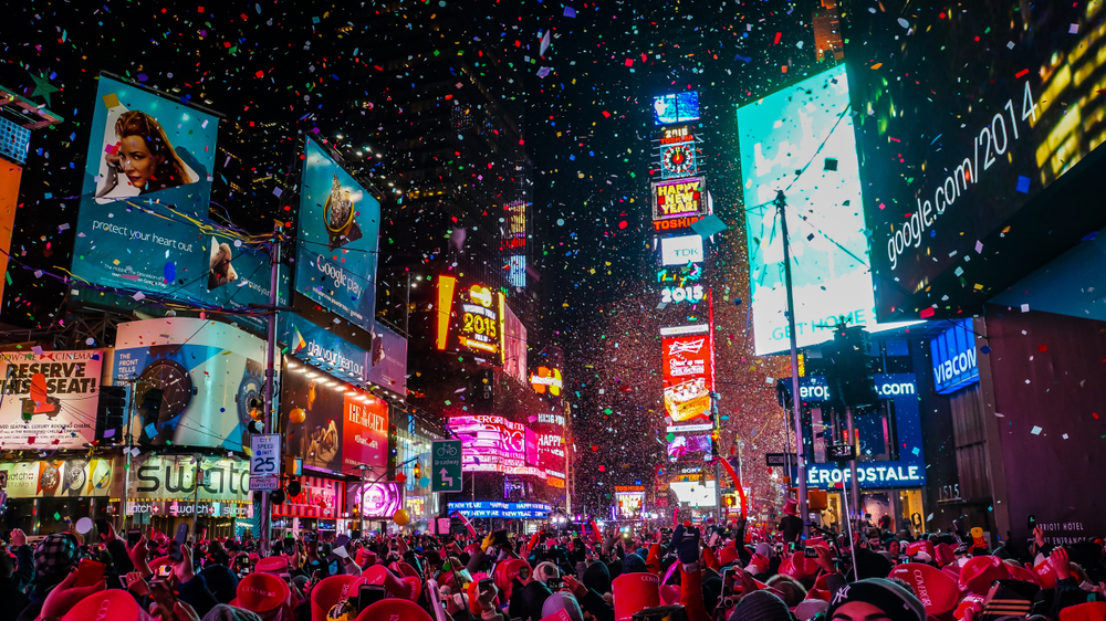 Konfettiregen und Ball Drop am Times Square an Silvester in New York