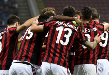 AC Mailand Spieler feiern ein Tor im Giuseppe Meazza Stadion